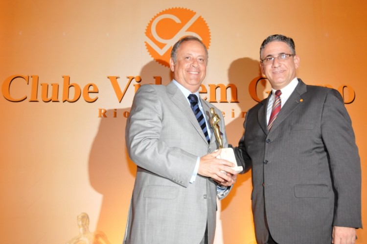 Ernesto Pedroso recebe o troféu na categoria Personalidade Empresarial Ernesto Pedroso recebe o troféu na categoria Personalidade Empresarial