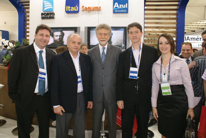 Jayme Garfinkel (centro), com gerentes da Porto Seguro e Itaú Seguros, no estande das empresas Jayme Garfinkel (centro), com gerentes da Porto Seguro e Itaú Seguros, no estande das empresas