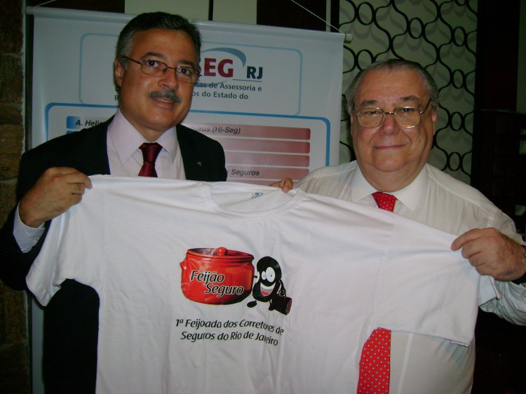 Marcello Hollanda, idealizador do evento fez a entrega da camiseta especial para Renato Rocha Marcello Hollanda, idealizador do evento fez a entrega da camiseta para Renato Rocha